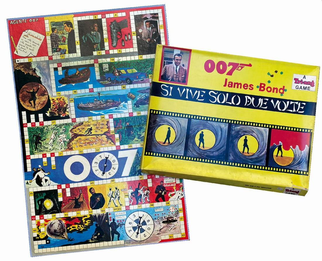 007 James Bond Si vive solo due volte: Ditta Tri-ang Games, Italia, 1967. Gioco in confezione con una plancia in cartone cm 87x57,5. Completo della ruota della fortuna inclusa, riproduce alcune scene dai film di Bond: 6 segnalini ed istruz