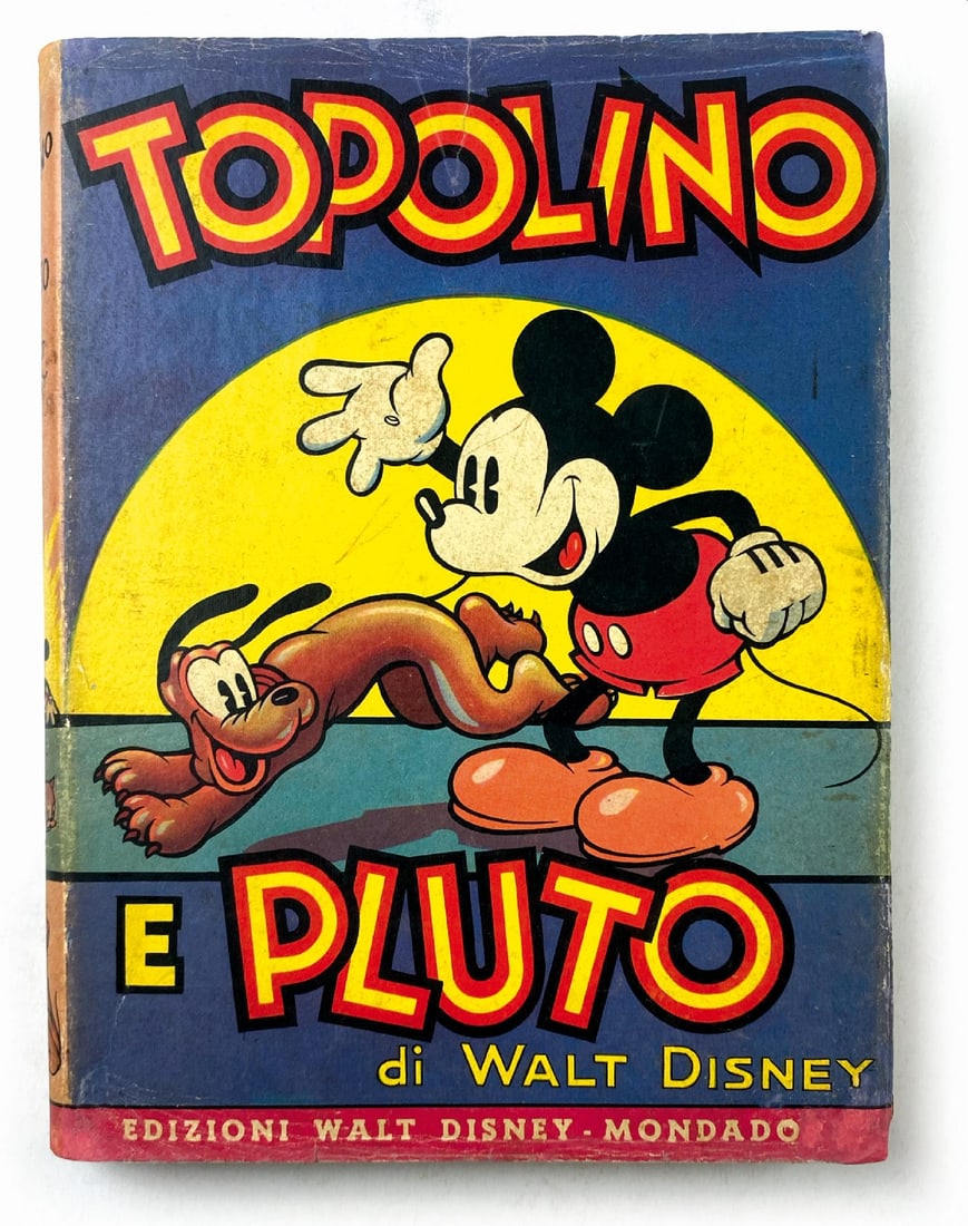 WALT DISNEY - Topolino e Pluto: Walt Disney Mondadori, novembre 1938. Collana â€œSinfonie Allegre”. Cartonato con sovraccoperta cm 22x16,5; pp. 72. Con illustrazioni a due colori n.t. e f.t. Sguardie figurate. Cartonatura