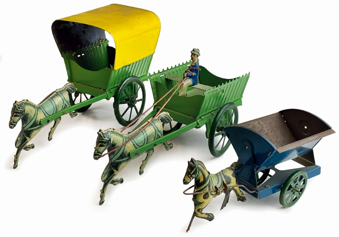 Lotto di tre carretti a cavallo: Lotto composto da tre carretti a cavallo anni '30/'40, in latta litografata. Di cui un carretto coperto ed uno con cocchiere, cm 18 e cm 12. Buono stato. ENG Lot consisting of three horse carts from t