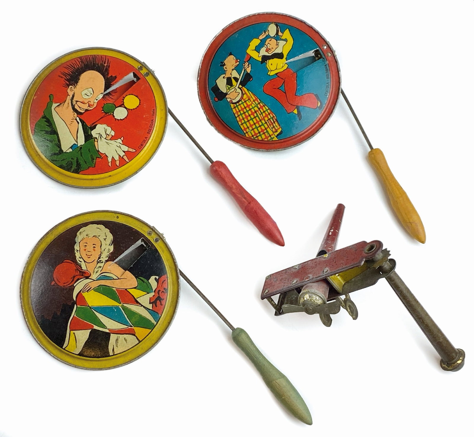 Lotto di Sonagli e Fischietto a Girandola: Lotto contenente: tre sonagli a girandola con pagliacci, Arlecchino e Colombina della ditta Centola, Bologna, in latta litografata, cm 10 diametro e 18 cm di altezza, Italia anni '30. Eccellente stato