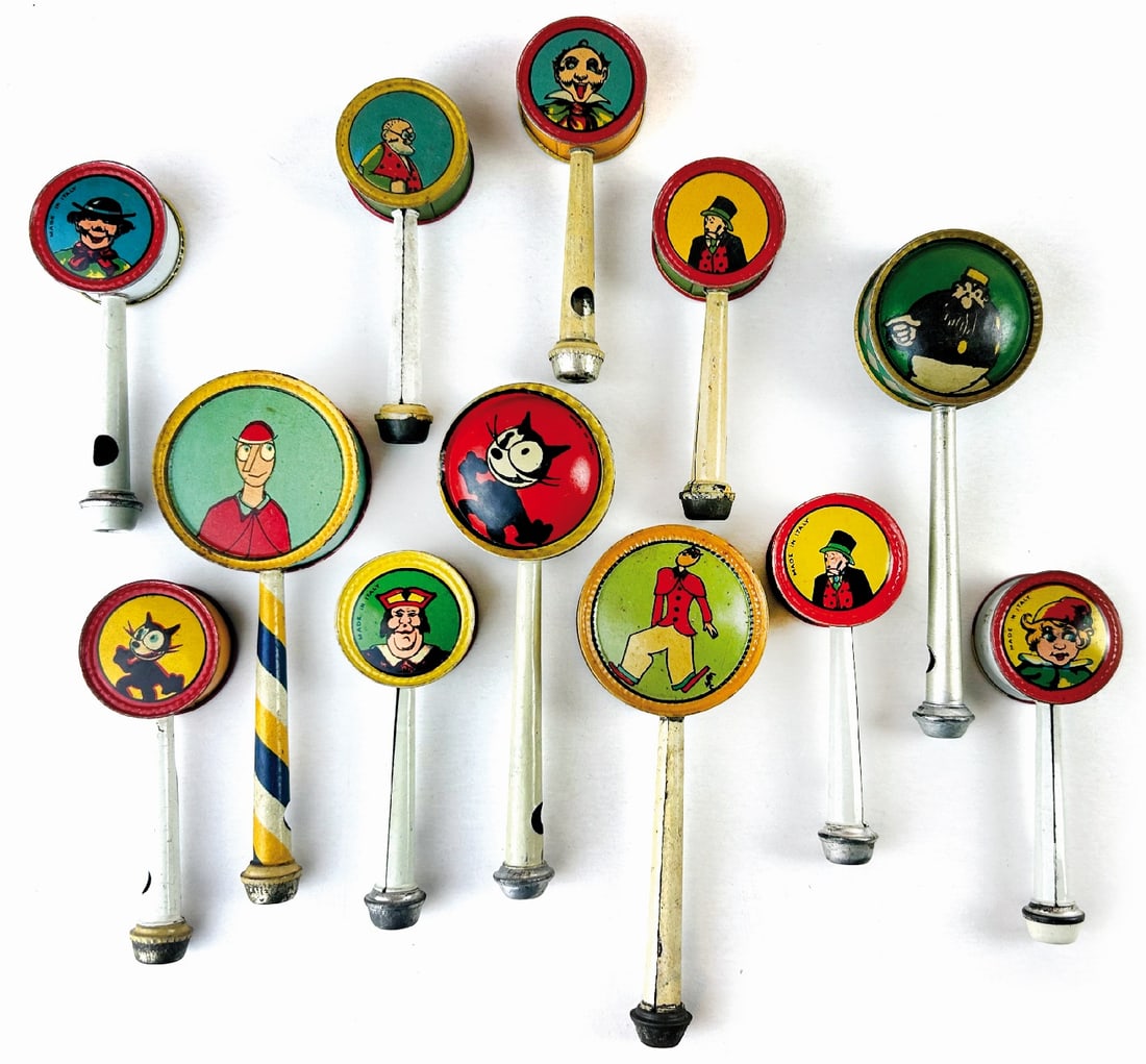 Sonagli del Corriere dei Piccoli: Collezione di dodici sonagli in latta litografata Italia anni '30. Raffiguranti personaggi del Corriere dei Piccoli. Composto da otto sonagli altezza cm 10 e quattro di altezza 13 cm. Tra i personaggi