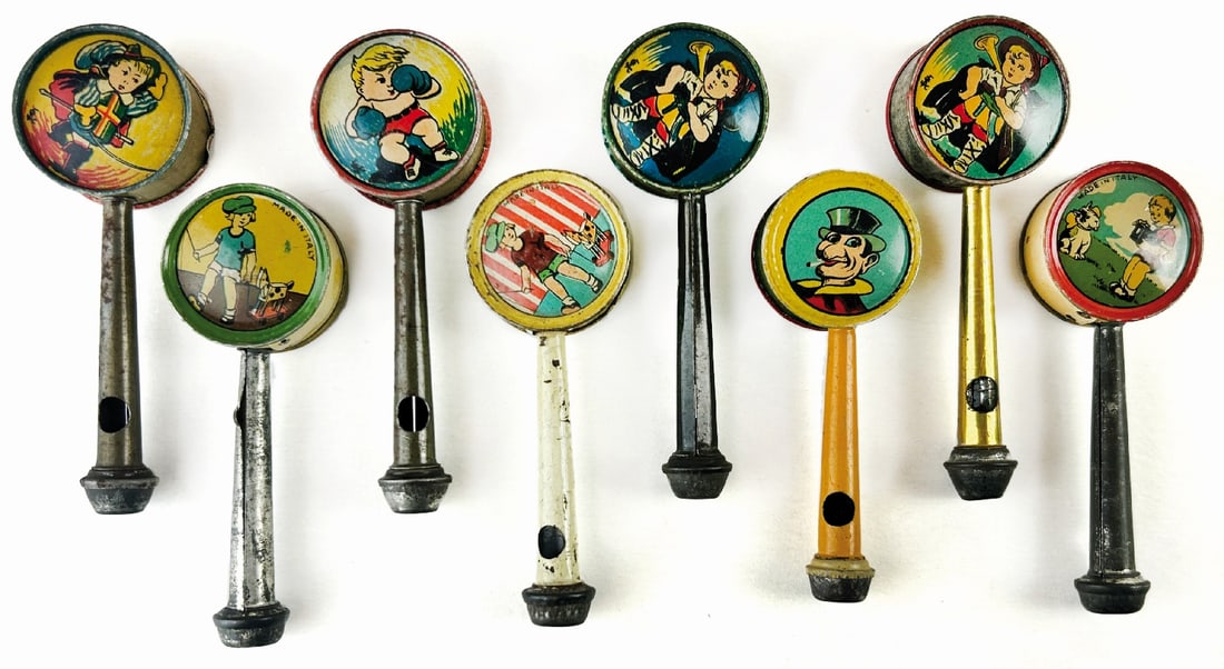 Sonagli con bambini anni '20/'30: Collezione composta da quindici sonagli in latta litografata Italia anni '30. Raffigurano bambini intenti in giochi e sport, ottimo stato. ENG Collection consisting of fifteen rattles in Italian litho