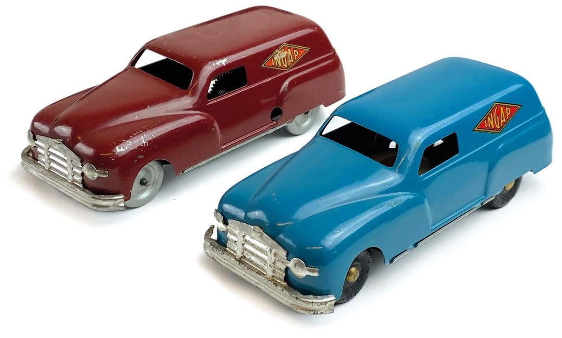 Furgoni Modello 500 Ingap: Coppia di modelli in latta con pubblicità Ingap alle fiancate, Italia 1950. Una rossa a molla cm 14, ed una blu a frizione, minime abrasioni alla vernice, complessivo ottimo stato. ENG Pair of tin mo