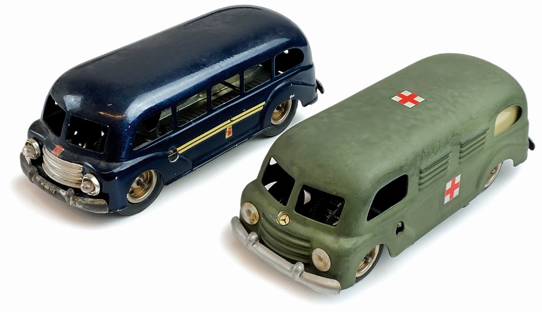 Furgoni Lima: Coppia di modelli Autobus e Ambulanza militare in latta verniciata, cm 15, 1954. Meccanismo a molla funzionante. Ottimo stato. ENG Bus and Military Ambulance models in painted tin, 15 cm, 1954. Workin