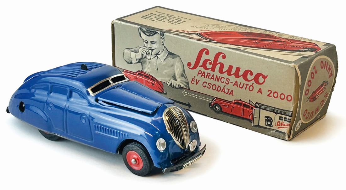 Schuco Auto-Comando 2000: Ditta Schuco, Germania, anni '30. Latta litografata con cofano ispezionabile. Lunghezza cm 13,5x3,5x5. Meccanismo a molla fun­zionante e comando vo­cale da verificare. In confezione originale con­t