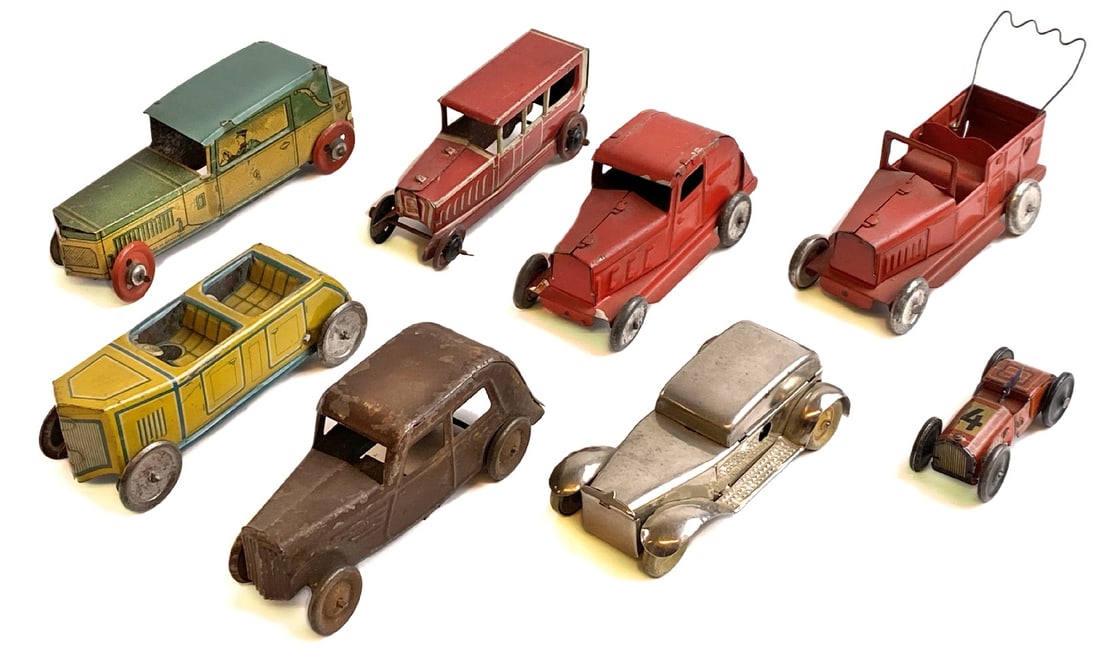 Auto Berline Penny Toys: Lotto composto da otto modellini in latta litografata anni '30 di cui quattro di produzione tedesca, lunghezza variabile da cm 5 a 10 cm. Tutti a ruote libere, lotto da esaminare. Buono ottimo stato. 