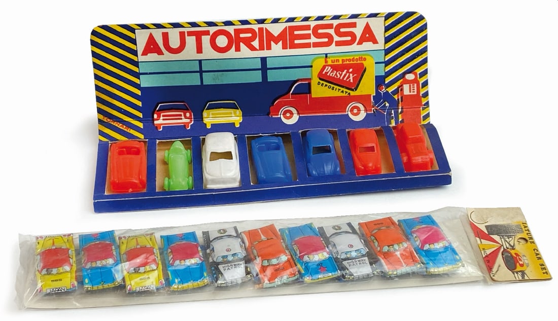 Autorimessa e Miniature Car Set: Lotto composto da due confezioni Autorimessa Plastix Italia anni '60. In espositore figurato cm 17; Ottimo stato. Miniature Car Set made in Japan completo dei dieci modellini in latta l cm 3 ciascuno.