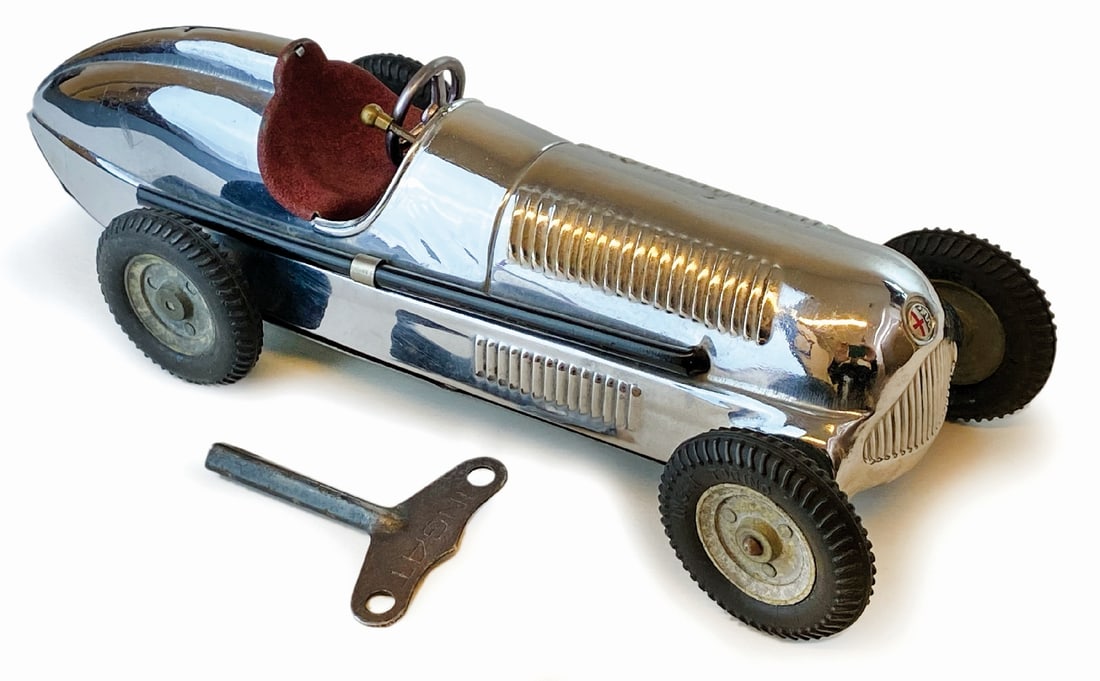Auto da corsa Alfa Romeo Ingat: Auto da corsa in latta cromata, Ingat Torino, anni '40. Meccanismo a molla funzionante, ruote in gomma sterzanti. Cm 27x10x8. Eccellente stato, completo di chiave originale. ENG Racing car in chrome t
