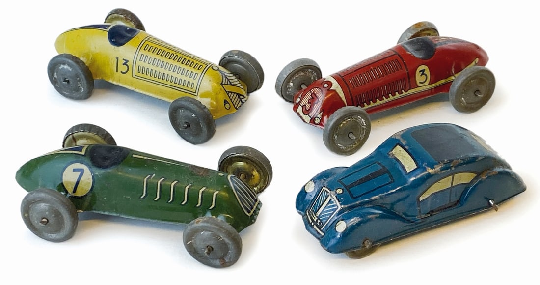 Auto da corsa e Berlina: Lotto di quattro modellini in latta litografata, Centola, anni '40. Cm 7, buono stato. ENG Lot of four lithographed tin models, Centola, 1940s. 7 cm, in good condition.