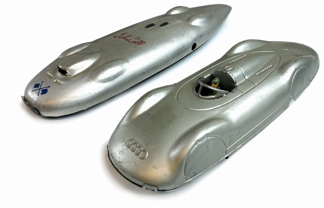 Auto da Record: John Cobb e Auto Union: Lotto composto da due modelli in latta uno di fabbricazione inglese uno tedesco, lunghezza cm 25-27, a molla funzionanti. Buono stato. ENG Lot consisting of two tin models, one English one German, len