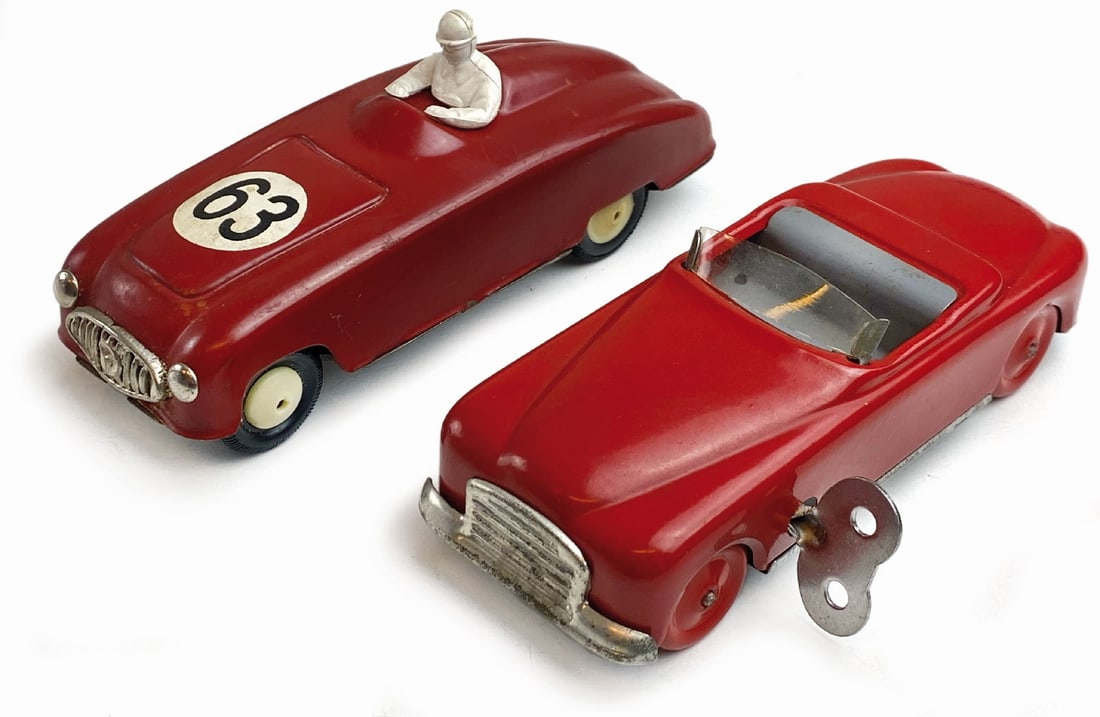 Auto da Corsa: Lotto di due auto da corsa anni '50: Marchesini Mercedes, cm 11, movimento a frizione, funzionante. Auto Spider Ingap, cm 11, movimento a molla funzionante, serie numero 650; completa di chiave. Ottim
