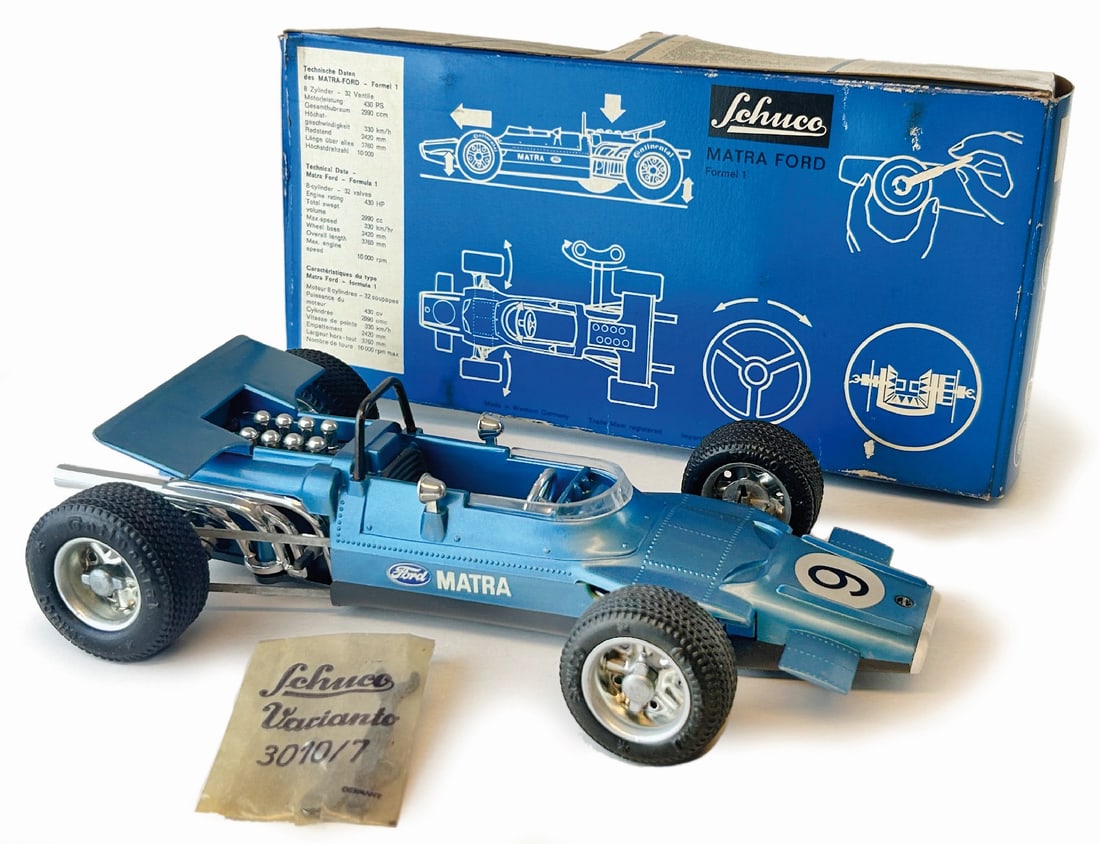 Matra Ford Formel 1 Schuco 1074: Modello in plastica e metallo, Germania, anni '70. Meccanismo a molla funzionante, completa di chiave, cm 22. Nuova in scatola originale con qualche ammaccatura. ENG Plastic and metal model, Germany,