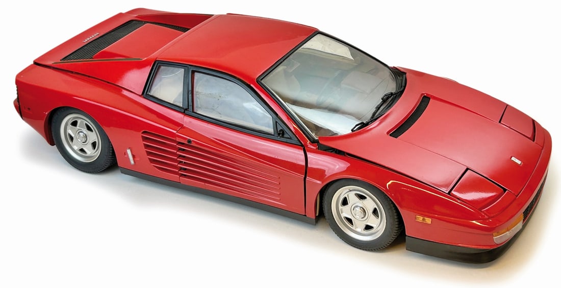 Ferrari Pocher Rivarossi K51: Modello Ferrari Testarossa Pininfarina in metallo in scala 1/8 montata, anni '80. Cm 55x26x14. Modello con meccanismo di sterzo funzionante, porte che si aprono mediante chiavi e fari a scomparsa con 