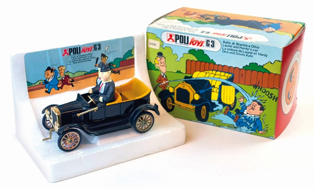 Auto di Stanlio e Ollio Poli Toys G3: Modello in Die Cast e plastica, con personaggi in pasta, scala 1/25. Poly Toys, Italia, anni '70. Nuovo complete di espositore in polistirolo figurato, confezione nuova. ENG Model in Die Cast and plas