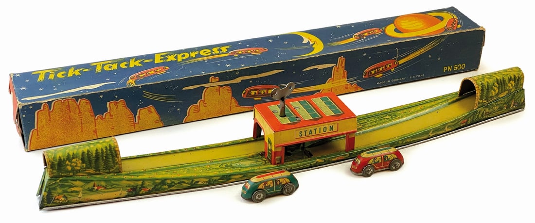 Tick Tack Express: Pista con meccaismo a molla in latta litografata l cm 46, Germania US Zone. Completa di due veicoli funzionante con chiavetta originale, scatola di gusto fantascientifico. Giocattolo nuovo, in scatola