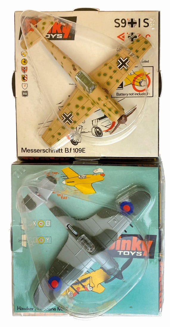 Hawker Hurricane - Messerschmitt Bf: Hawker Hurricane Mk IIc - Messerschmitt Bf 109E Dinky Toys 718 726. Lotto composto da due modellini in die-cast metal: Hawker Hurricane Mk IIc (718) e Messerschmitt B.f 109E (726). Nuovi in blister cm