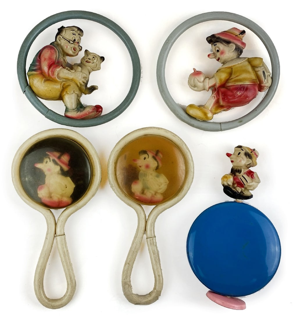 Disney Sonagli Pinocchio: Lotto composto da 4 sonagli in bachelite e un gioco, primi anni '40. Prodotti in Italia; da cm 11 a cm 14. Ottimo stato.