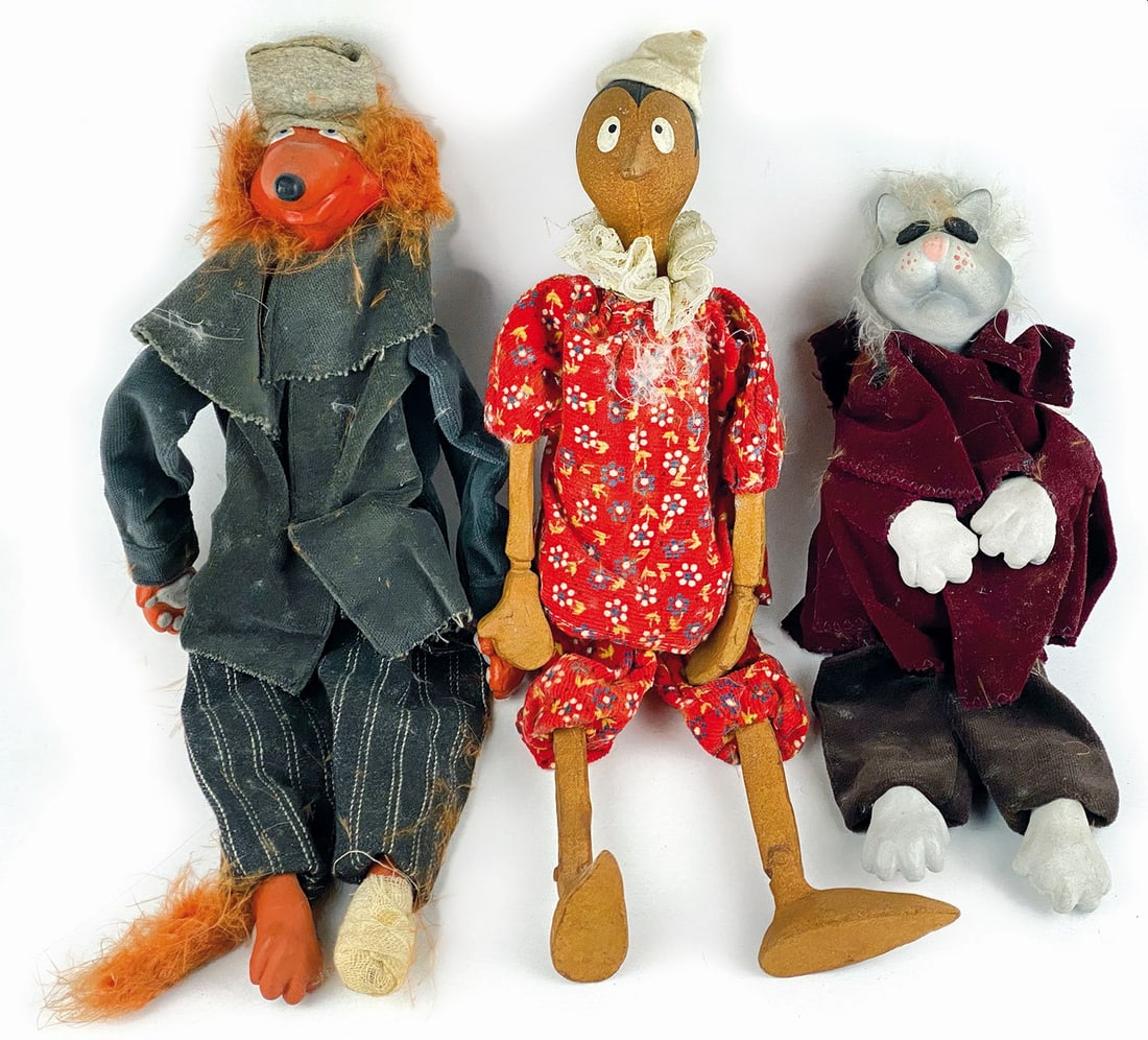Pinocchio e il Gatto e la Volpe: Lotto composto da tre marionette anni '70, in legno e gesso dipinto. Altezza cm 40 circa. Con stilizzazione molto “beat”. Buono stato.