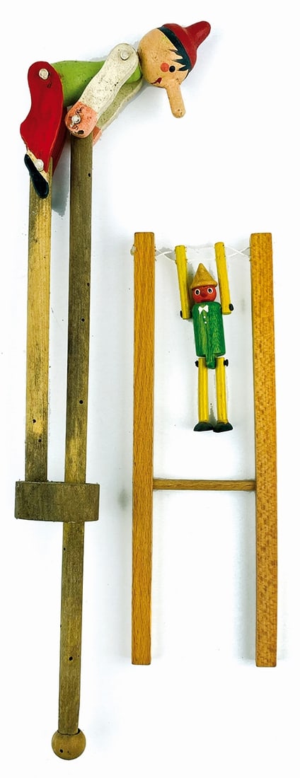 Pinocchio Acrobata: Lotto composto da due giocattoli in legno, anni '60/'70, di cui uno prodotto dalla Sevi. Altezza variabile, da cm 22 a 33. Buono stato.