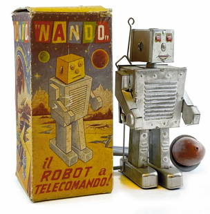 NANDO IL ROBOT A TELECOMANDO! ORIGINAL BOX: OPSET, Italia, primi anni '50. In latta litografata; al­tezza cm 13. Funziona­mento a pompa, completo di istruzioni. Ottimo stato, con leggeri segni d'ossida­zione. La plastica della pompetta si