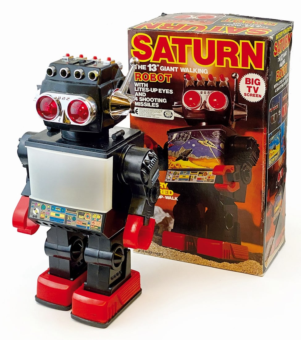 SATURN THE 13?? GIANT WALKING BIG TV SCREEN: SATURN THE 13” GIANT WALKING BIG TV SCREEN ORIGINAL BOX. Kamco, Cina, 1981. In plastica, cm 29; a batteria. Funzionante. Nuovo. Completo di missile. Sca­tola originale in ottimo stato. ENG Kamc