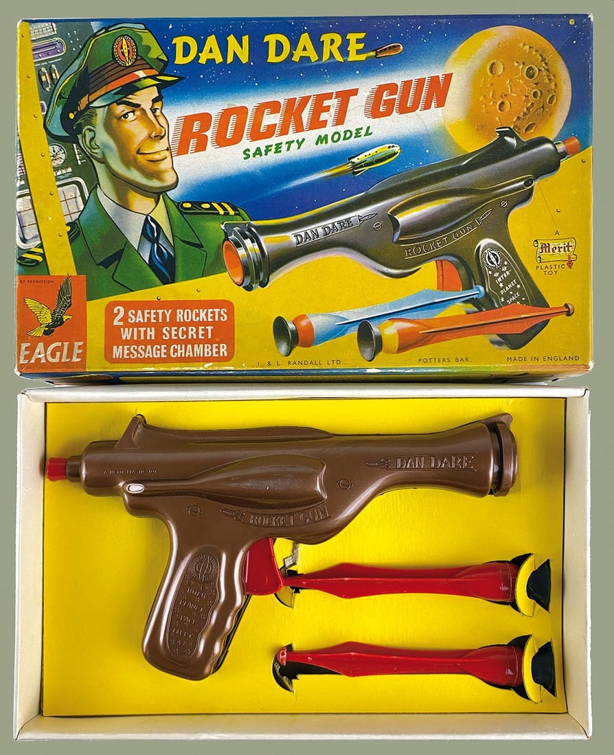 DAN DARE ROCKET GUN SAFETY MODEL ORIGINAL BOX: Merit Randall LTD, Inghilterra, fine anni '50. In plastica, cm 25; a molla. Nuova, completa di dardi; scatola originale in ottime condi­zioni con minime scalfitture. ENG Merit Randall LTD, England, l