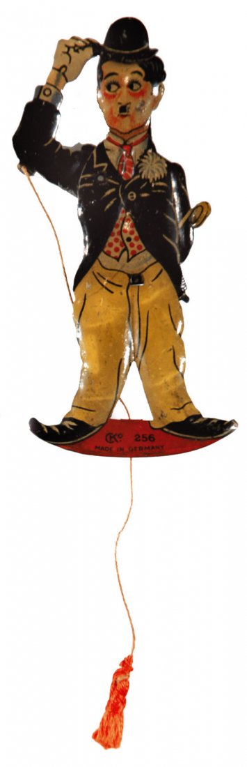 Charlot penny toy: ENG Animated penny toy made in lithographed tin. Extremely scarce, operating. Excellent condition. IT Charlot penny toy 1926. Spilla animata in latta litografata. Tirando il cordino Charlot saluta sol