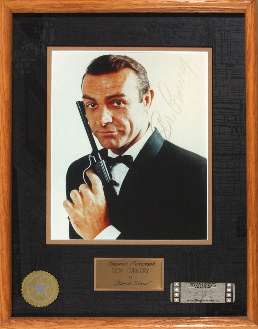 Sean Connery as James Bond. Foto autografa: ENG Autographed photo in frame Walt Disney World. With authenticity plaque. Very good condition (the autograph slightly faded). IT Sean Connery as James Bond. Foto autografa Cm 19x24, in cornice uffic