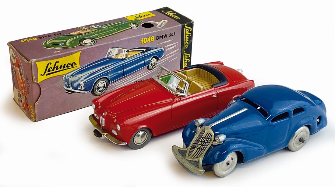 Schuco Patent 1001; Micro Racer 1048 BMW 503: Coppia di modelli a molla, anni '40. In latta verniciata; ciascuno cm 11x4. Funzionanti. Schuco 1048 in scatola originale completa di chiavetta ed istruzioni. Ottimo stato.