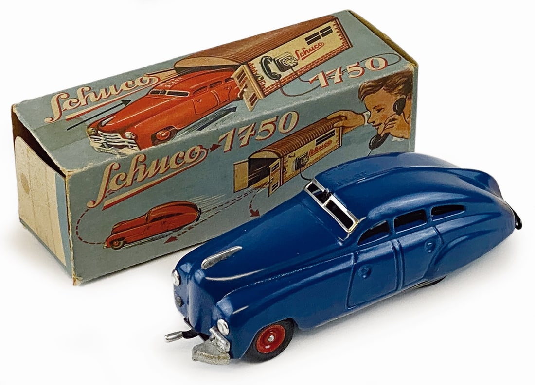 Schuco Patent 1750: Modello in latta litografata, Germania, primo dopoguerra; meccanismo a molla. Cm 15x5. Con scatola originale, mancante di un'aletta bianca. Completo di chiave originale, paraurti parzialmente assente,