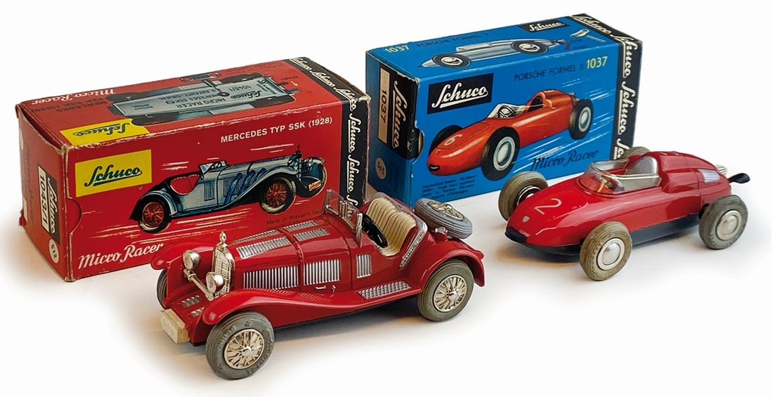 Schuco Micro Racer Porsche #1037 e Altro: Schuco Micro Racer Porsche Formel II #1037; Mercedes Type SSK #1043/1. Coppia di modelli 1:43 in die cast metal a molla, Germania, anni '50/60. Funzionanti. Nuovi, completi di chiavetta originale e sc