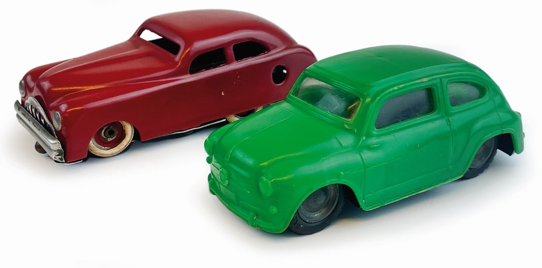 Fiat 600, Mirako Car Auto Americana: Coppia di automobili, anni '50: Fiat 600, in latta e plastica, cm 11x5; con movimento a frizione, funzionante. Mirako Car, auto americana in latta; cm 15x5; movimento a molla funzionante. Ottimo stato