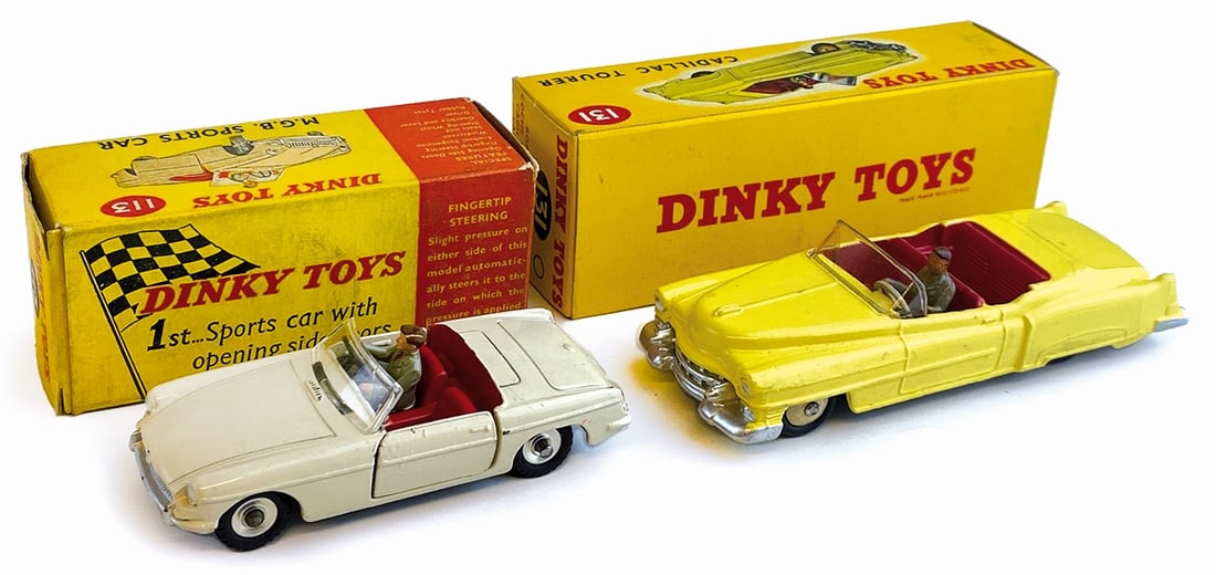 Dinky Toys #113 M.G.B. Sports Car #131 e Altro: Dinky Toys #113 M.G.B. Sports Car; #131 Cadillac Tourer. Die cast metal 1:43. Nuovi, in confezione originale.