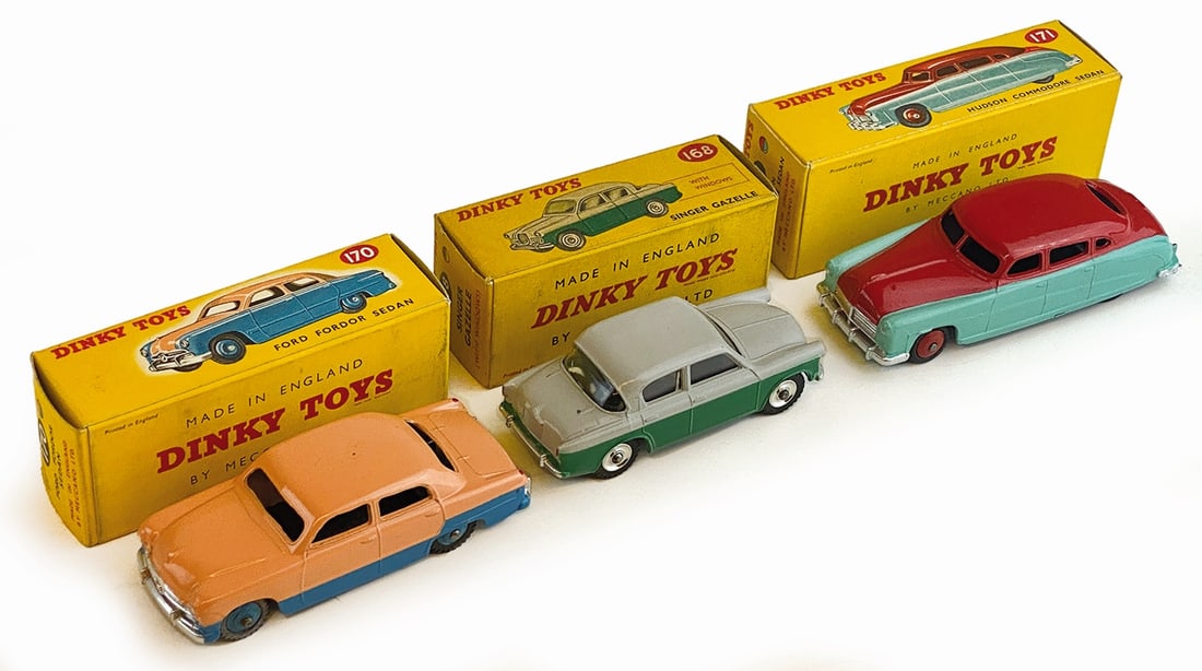 Dinky Toys #168 Singer Gazelle e Altro: Dinky Toys #168 Singer Gazelle; #170 Ford Fordor Sedan; #171 Hudson Commodore Sedan. Die cast metal 1:43. Nuovi, in confezione originale.