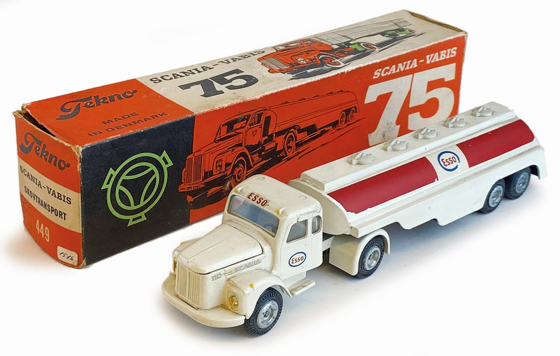 Scania Vabis 110 Cisterna Esso #449 con scatola: Scania Vabis 110 Camion Cisterna Esso #449 con scatola. Tekno 1:43. DK, anni '60. Completo di scatola originale, ottimo stato.
