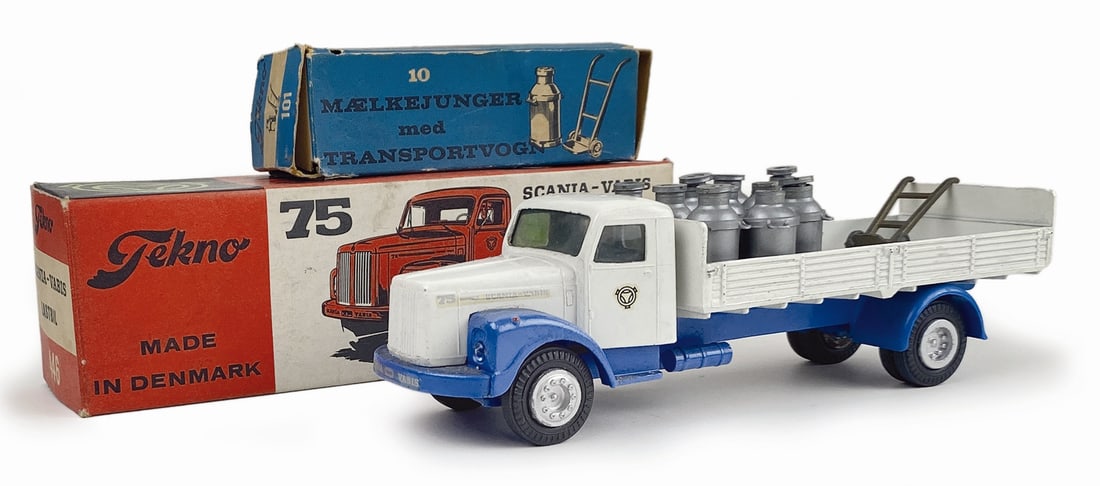 Scania Vabis 75 #446 con scatola e bidoncini: Scania Vabis 75 #446 con scatola e confezioni #101. Tekno 1:43. DK, anni '60. Completo di due confezioni di bidoncini del latte. Ottimo stato.