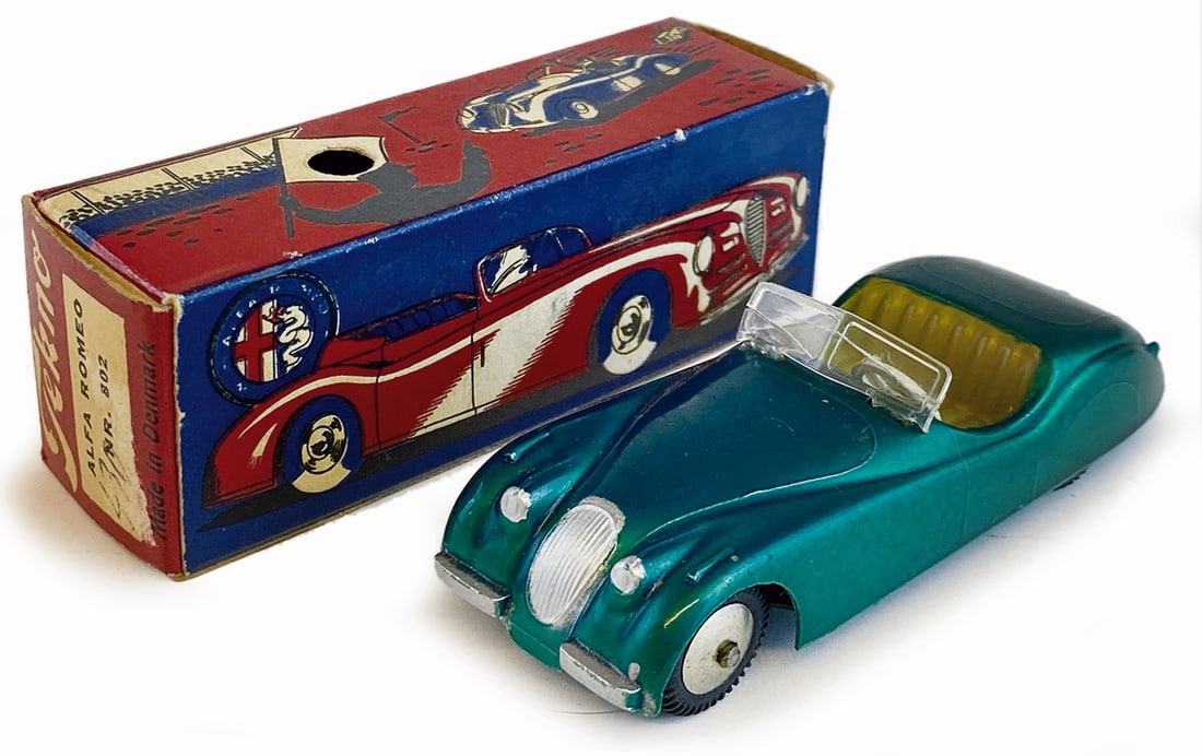 Jaguar XK #801 con scatola: Tekno 1:43. DK, anni '60. Completo di scatola originale in discreto stato, assente un'aletta, con scotch, auto in ottimo stato.