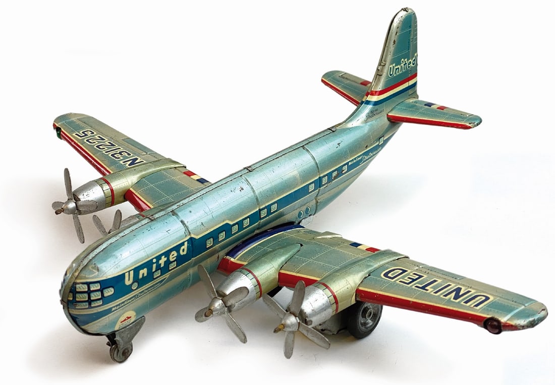 Aereo Boeing Strato Cruiser: Aereo Toy Nomura n. 31225 United Airliner, in latta litografata, Japan anni '50. Movimento a frizione, funzionante, con luci funzionanti a batterie, vano pile restaurato. Cm 28x36x14. Buono stato di c