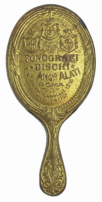 Fonografi Dischi Cav. Alati Roma: Specchietto in ottone a rilievo, anni '10. Cm 10. Buono stato.
