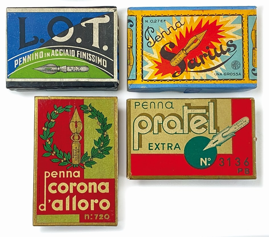 Penna Corona d’Alloro - Larius - L.O.T. - Pratel: Lotto di 4 confezioni litografiche di pennini prodotti in Italia, anni '30. Cm 6x9 circa. Completi di pennini. Ottimo stato.