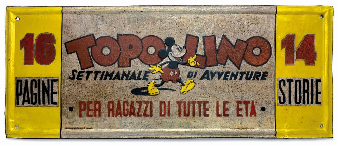 Topolino Settimanale Targa per Giornalai: Topolino Settimanale di Avventure Targa per Giornalai. Targa in latta serigrafata a rilievo, impressa da Stabilimento Bozzetti E.C., Milano, 1937. Cm 20x50 circa. Interventi di restauri ai margini. Co