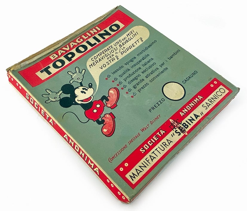 Bavaglini Topolino Scatola: Confezione promozionale per la S.A. Sebina di Sarnico. Litografia su cartone; cm 29x27,5. Illustrata anche all'interno del coperchio. Buono stato. ENG
