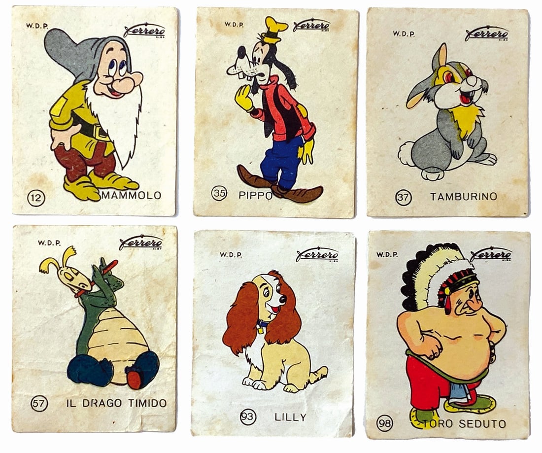 Figurine Disney Ferrero: Lotto composto da 65 figurine, ciascuna cm 4,5x3,5. Anni '50/60. “Parata Disney”, serie con fondo colorato e numero con cerchio: nn. 3,16,33,38,41,45,47,53,54 (discreta), 56, 61,63 (discreta),