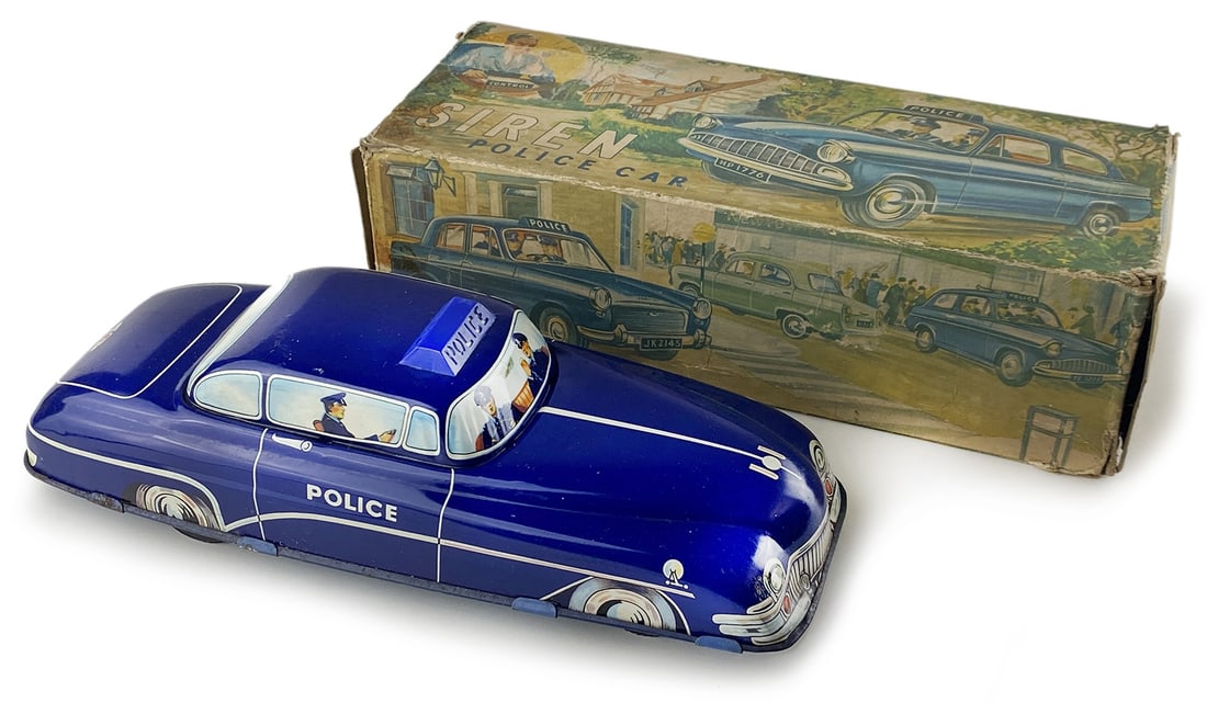 Siren Police Car WelsoToys n. 9/153: Gran Bretagna, 1960 circa. Modello in latta litografata; cm 7x28. Movimento a frizione funzionante. Ottimo stato, completo della scatola originale con minimi difetti.