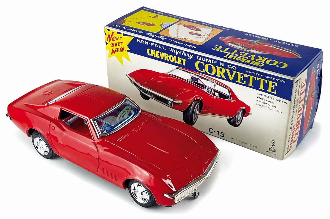 Chevrolet Corvette Taiyo: Giappone, 1969. Modello in plastica; cm 8x25. Meccanismo a pila perfettamente funzionante: accende le luci e si mette in marcia. Eccellente stato, completa di scatola originale in ottime condizioni.
