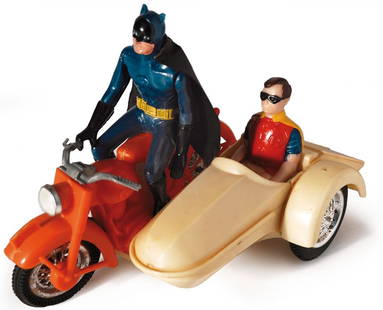 Batman sidecar: IT Giocattolo a pile made in Hong Kong. Altezza cm 16, lunghezza cm 20 circa. Versione rara con motocicletta arancione e sidecar giallo. Ottimo stato. ENG Batman sidecar Battery-operated toy made i