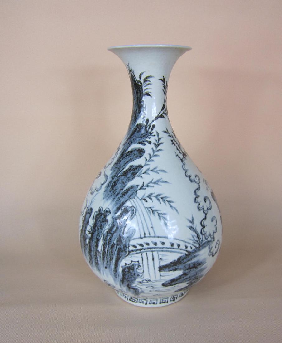 A Big Ming Blue and White Porcelain Yuhuchun Bottle: Ming Dynasty, Size is H37cm. Weight is 2.8kg.