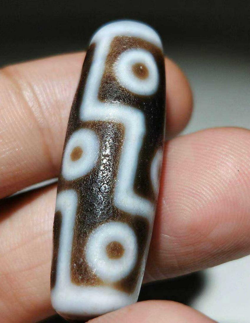 One Tibetain Old Nine Eyes Dzi: Ming or Qing Dynasty, size is around 1.2x1.2x3.22cm.
