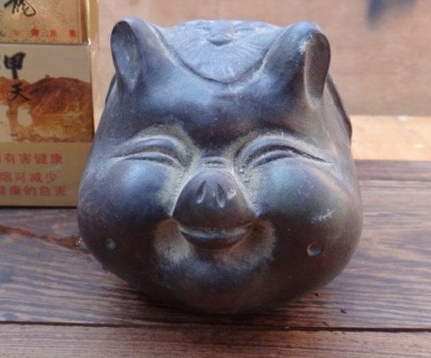 An Old Zisha Richment Pig: An Old Zisha Richment Pig, Size is 7.8x9.8x8.2cm.头顶有‘福’，胖乎乎的发财猪，定能给您带&