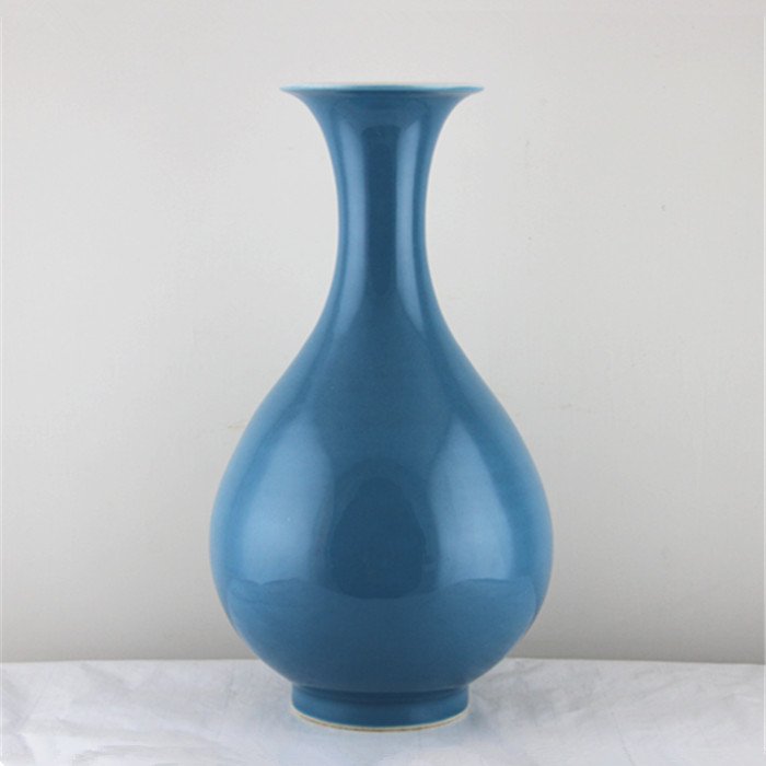 Qing Qianlong Sky Blu Glaze Bottle: Qing Dynasty, Qinglong peroid. Size is H32cm, D17cm, bottom D9cm.